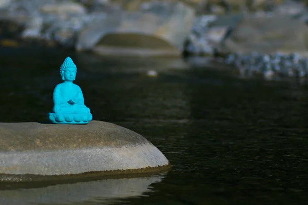 Meditação e tranquilidade com buddha em um rio — Fotografia de Stock