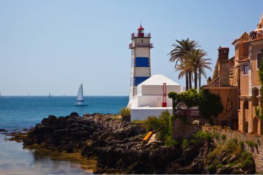 yelkenli gemi deniz feneri ile