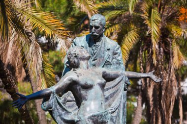 bir parkta bronce rakamlar