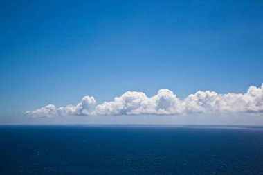 okyanus ufuk bulutlar ile