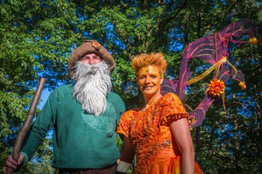 Peri ve sakallı adam