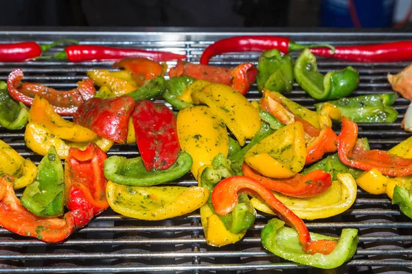 bir ızgara üzerinde biber ve soğuk