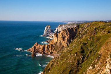 okyanus sörf ve kayalıklarla