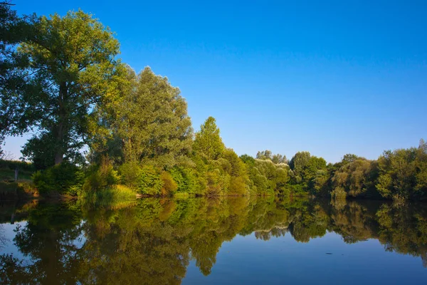 sabah sakin su ile göl