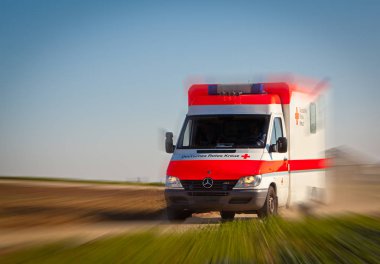 Acele ambulans araba 