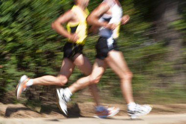 yolda bulanık koşucu