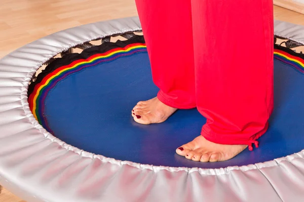 Füße auf einem Trampolin — Stockfoto