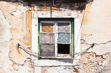 Eski bir evin bir açık pencerede
