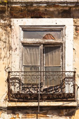 Eski bir evin bir açık pencerede