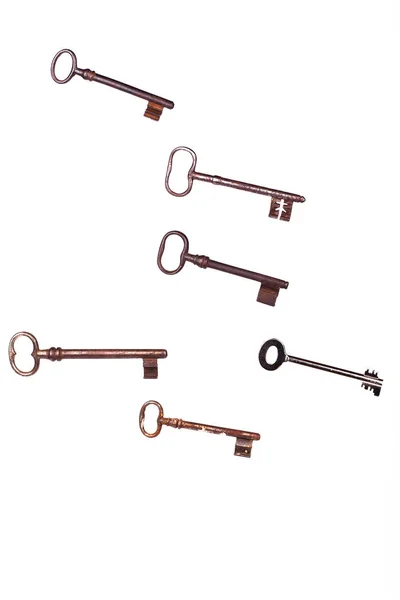 Παλαιόs κλειδιά που απομονώνονται σε λευκό — Φωτογραφία Αρχείου