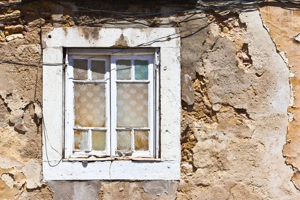 bir cephe üzerinde eski pencere