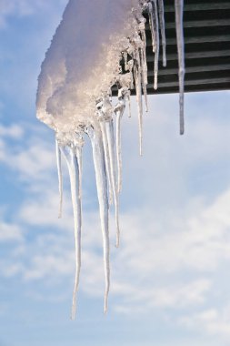 Çatıda buz saçakları