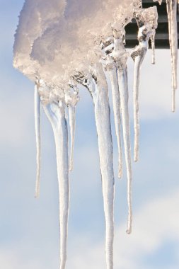 Çatıda buz saçakları