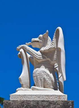 taş çirkin yaratık bir kalkan tutar