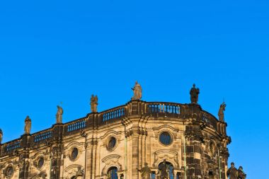 rakamlar bir kilisenin çatısında