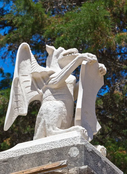 çirkin yaratık ejderha taş