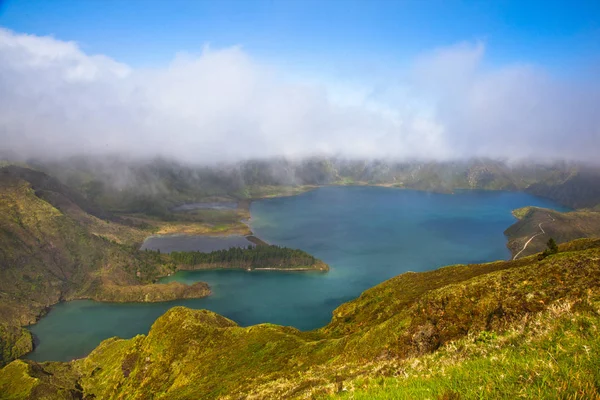 Lago del cráter con nubes —  Fotos de Stock