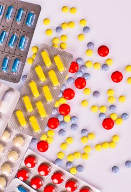 haplar ve kapsüller beyaz üzerine