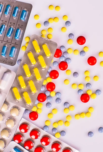 haplar ve kapsüller beyaz üzerine