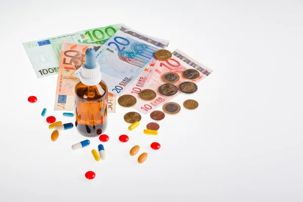 Hälso-och sjukvårdskostnader symboliseras med piller — Stockfoto
