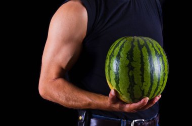 adam büyük karpuz tutar 