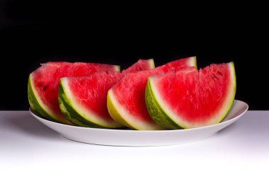 su kavun dilimleri bir plaka üzerinde