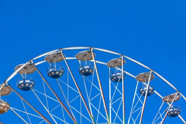 dönme dolap arka plan mavi gökyüzü