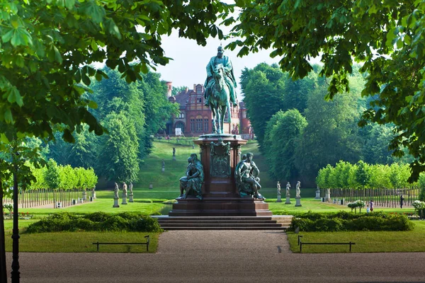 Monumento al jinete en el parque de Schwerin —  Fotos de Stock