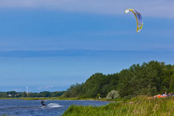 Kitesurfer sur un lac — Photo