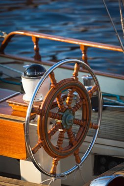 direksiyon bir yelkenli gemi