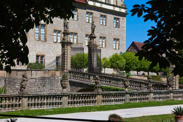 Stappen en stenen muur op Weikersheim — Stockfoto