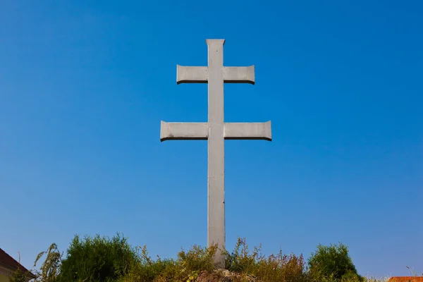 Velha cruz contra o céu azul — Fotografia de Stock