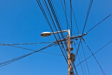 güç şerit ile sokak lambası