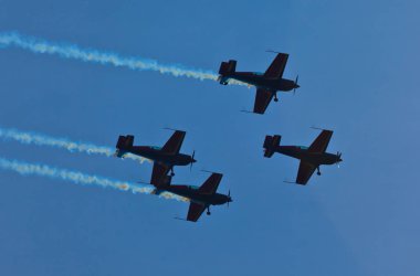 Mavi gökyüzünde uçaklar