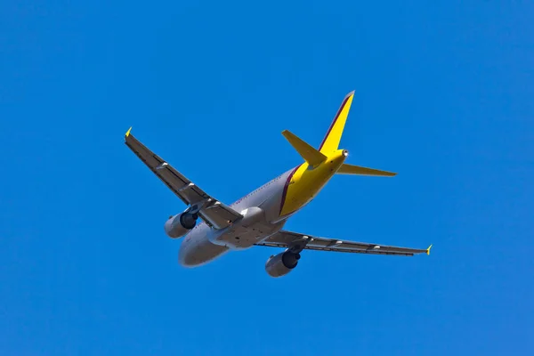 Avião contra céu azul — Fotografia de Stock