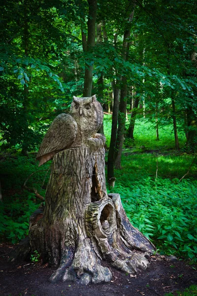 Skulptur av en uggla på en stam — Stockfoto