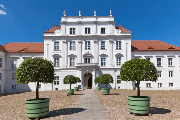 Palace Oranienburg in summertime — Stock Photo, Image