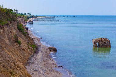 kıyı şeridi ve yaşlı sığınak