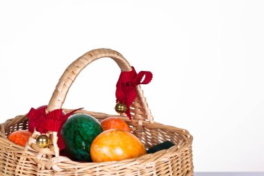 Paskalya yumurtaları ile dolu sepet
