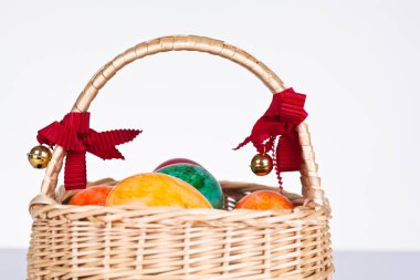 sepetteki renkli Paskalya yumurtaları