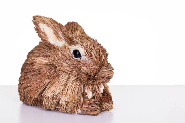 Украшение кролика из соломы — стоковое фото
