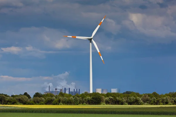 バック グラウンドでの発電と風車 — ストック写真