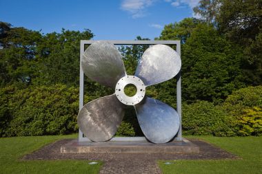 uzun boylu pervane anıt bir parkta