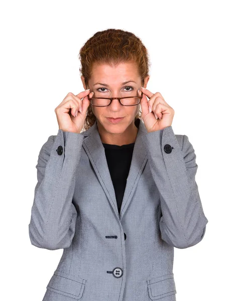 Kobieta z okularami, szuka — Zdjęcie stockowe