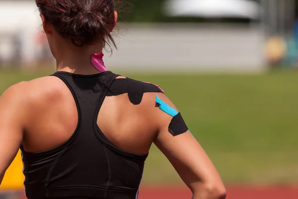 Bandoulière d'une femme dans le sport — Photo