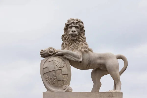用徽章的狮子雕塑 — 图库照片