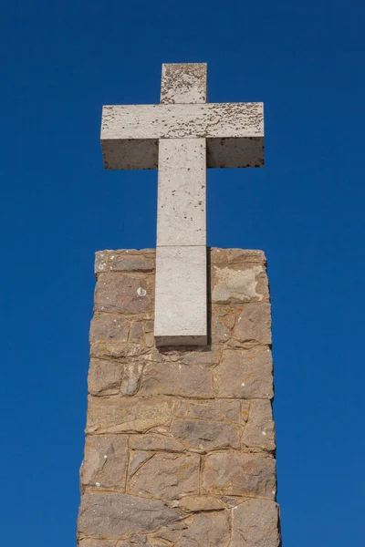 Cruz de pedra contra o céu azul — Fotografia de Stock