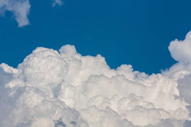 mavi gökyüzünde kümülüs bulutlar