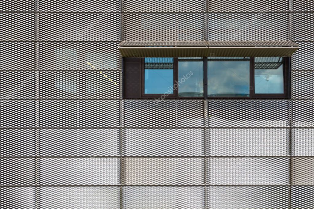 Metallgitter mit Fenster auf Fassade — Stockfoto © ms