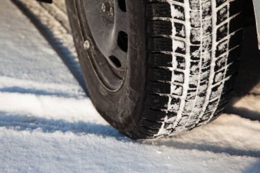 bir otomobilin kış lastiği